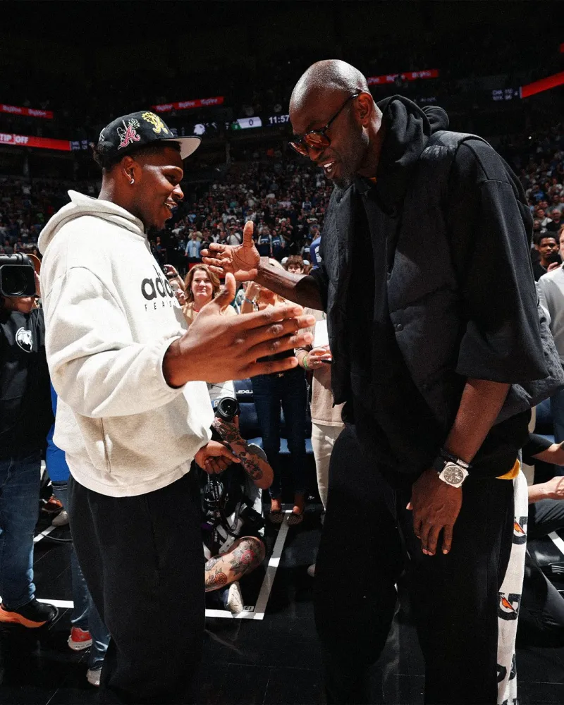 8868体育-新老狼王！NBA官方分享加内特与爱德华兹互相拥抱致意的瞬间